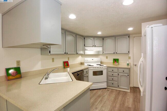 Foto del edificio - 2910 Liberty Dr
