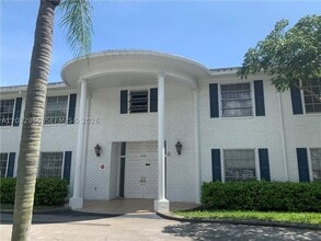 Building Photo - 2200 NE 66th St