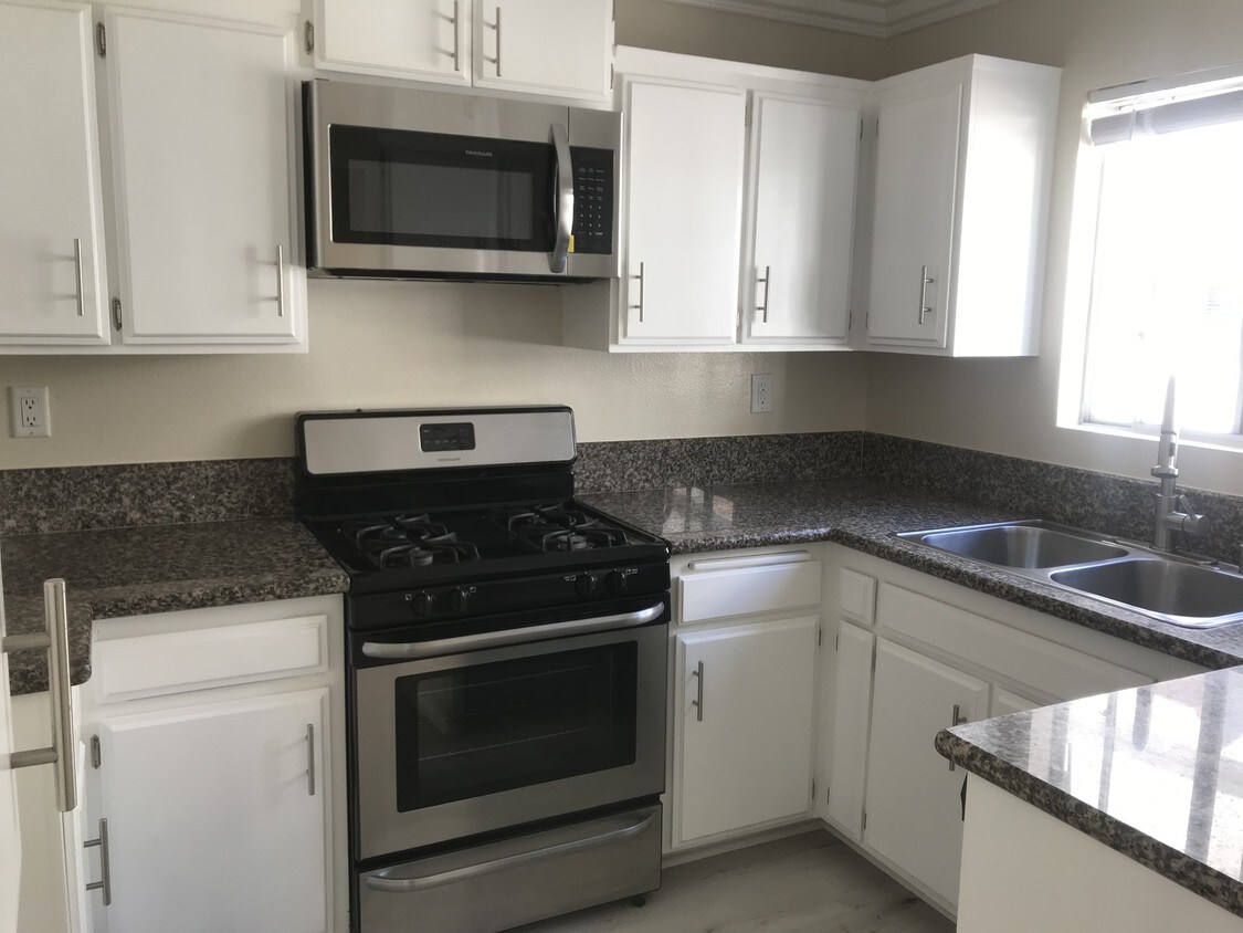 Kitchen - 12411 Osborne St
