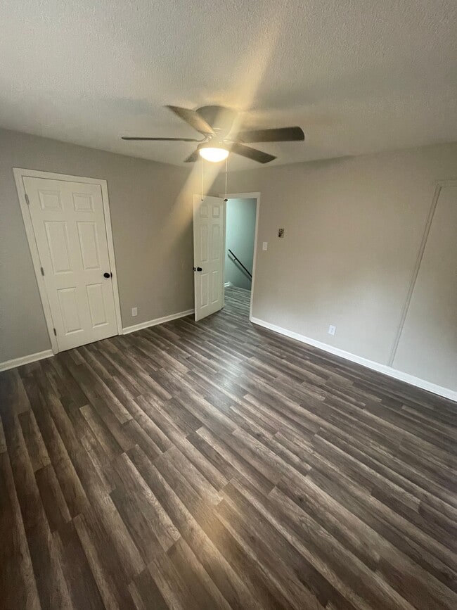 Building Photo - 2909-2917 Burgess Dr