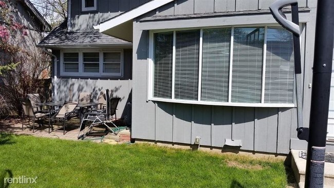 Building Photo - 4 br, 2 bath House - 6015 N Shoreland Ave