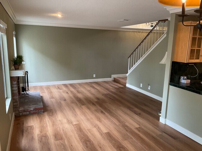 Foto del edificio - FOR LEASE 3 BEDROOM 2.5 BATH 2 Story Condo...