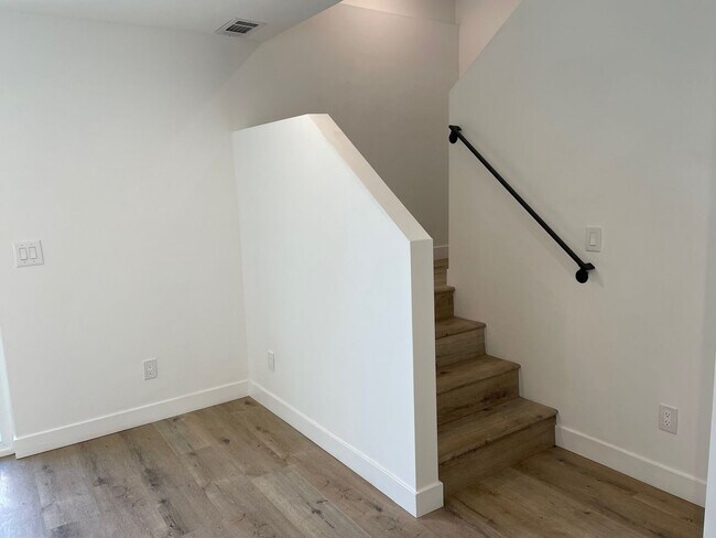 Foto del edificio - 1529 Winona Blvd