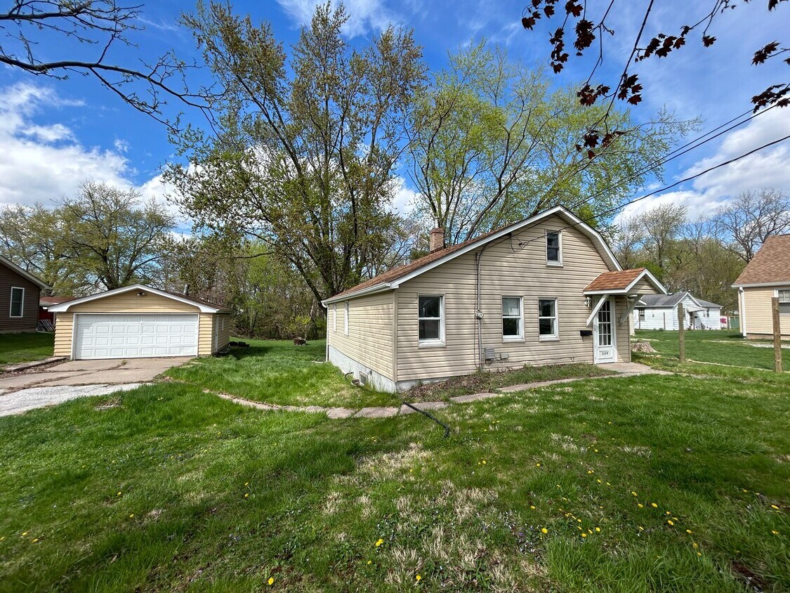 Primary Photo - 3 bedroom 1 bath house in East Moline