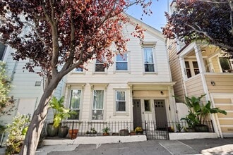 Building Photo - 205 Fair Oaks St