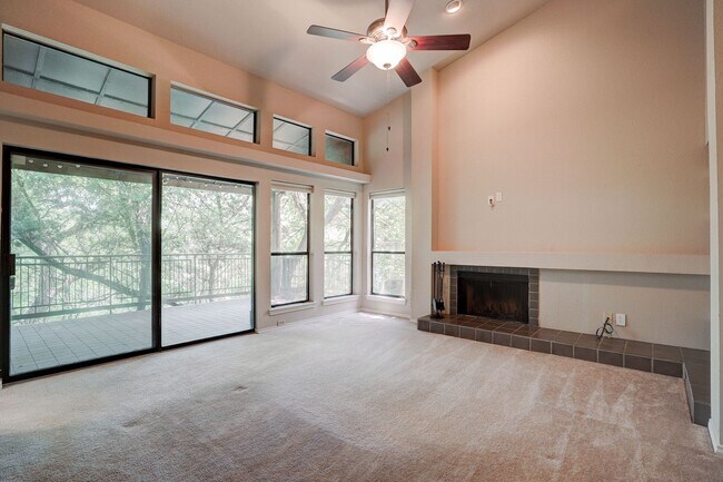 Foto del edificio - Beautiful 2 Bed / 2 Bath Home with Balcony in Austin
