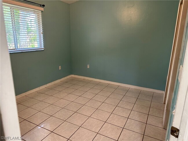 Foto del edificio - 8180 Albatross Rd