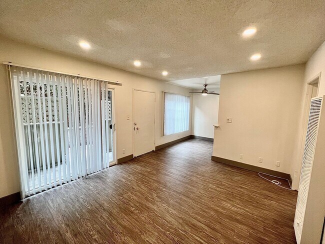 Foto del edificio - 12727 Matteson Ave