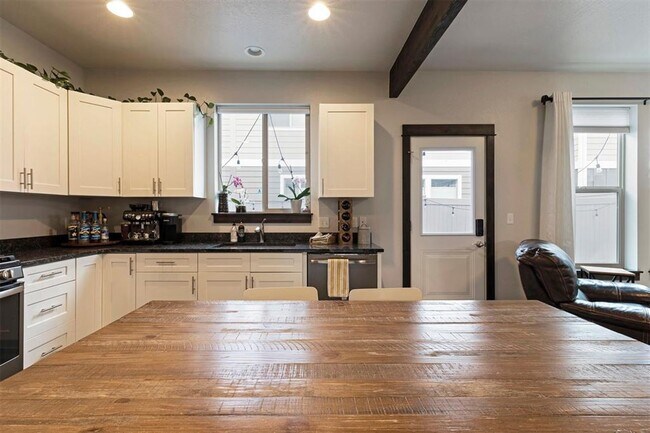 Building Photo - Newer townhome centrally located in Missoula!