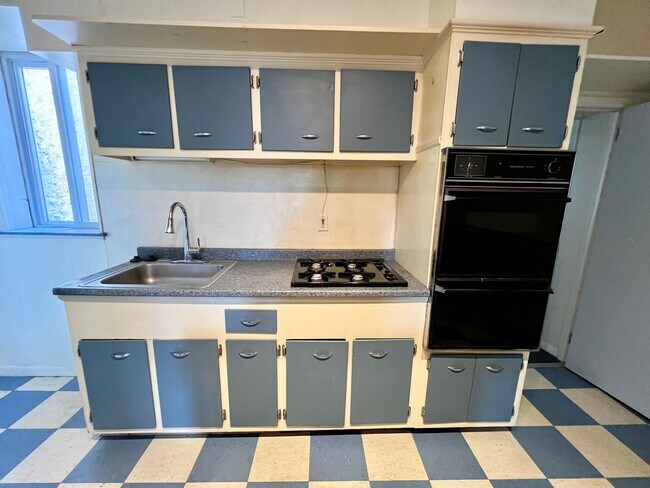 Foto del edificio - Spacious 1-Bedroom Apartment with Patio in...