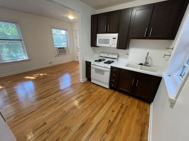 Building Photo - 2360 W Dickens Ave