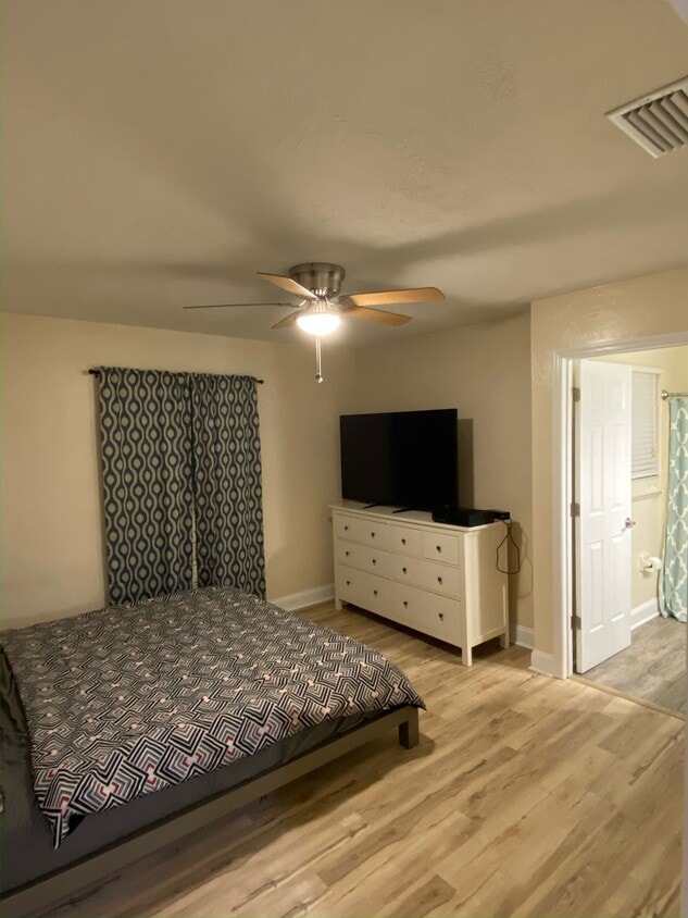Primary Photo - 908 SW 57th Dr