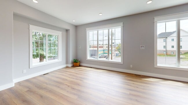 Foto del edificio - One Private Bedroom/Bath in Spacious 5BR/5BA Townhome Near UTK