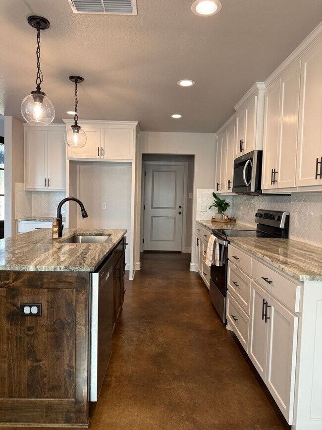 Foto del edificio - HORSE PROPERTY 4/2/2 + 4 acres in Peaster ISD- Horses welcome!