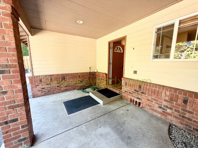 Building Photo - 1032 SW Halsey St