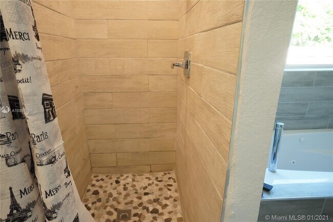 Building Photo - 418 NW 47th St