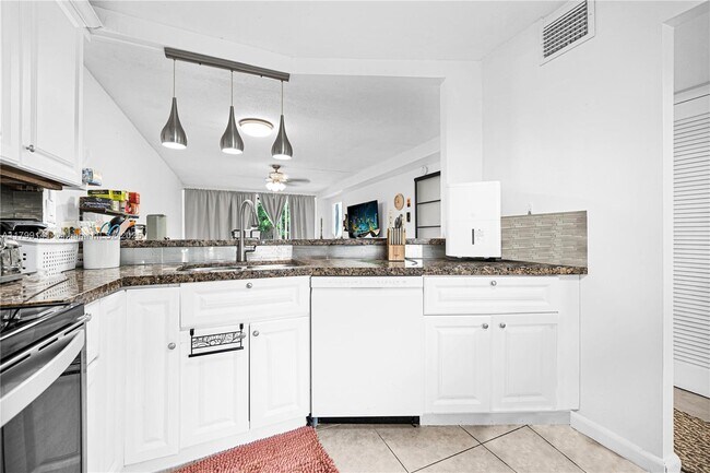 Foto del edificio - 1670 NE 191st St