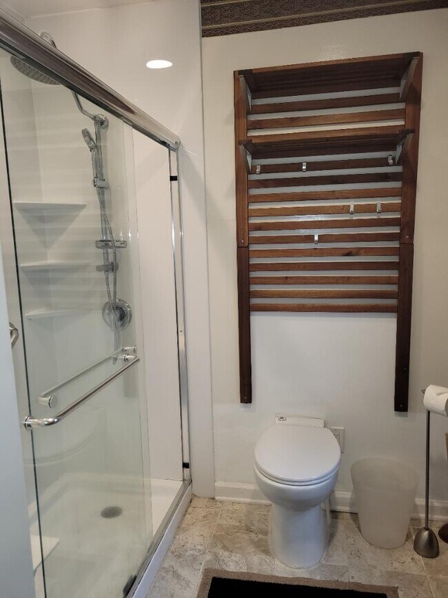 Shower - 928 Shepard Ave