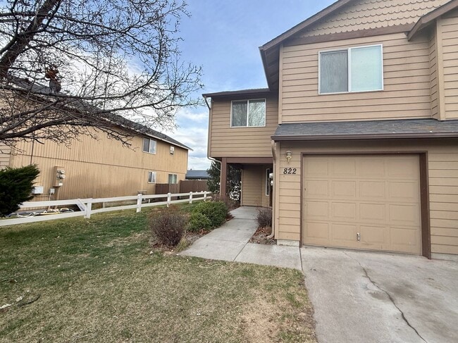 Building Photo - SPACIOUS NEWLY UPDATED TOWNHOME IN REDMOND!!