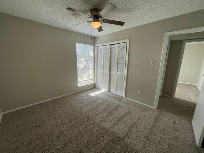 Foto del edificio - 412 Blue Valley Dr