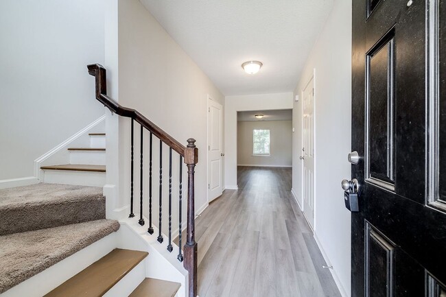 Building Photo - 3 Bedroom, 2.5 Bath Townhome Available Mar...