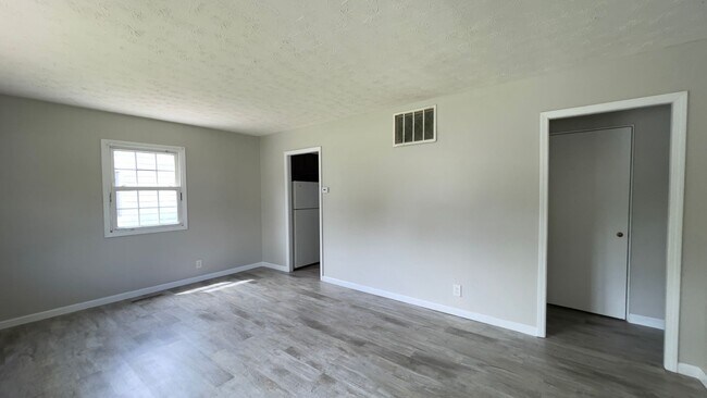 Building Photo - Lafayette...2 Bedroom 1 Bath House