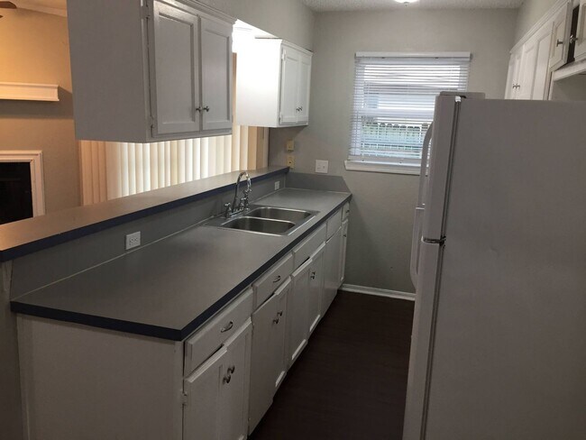 Building Photo - 1/2 Off First Months Rent - Accepting Hous...
