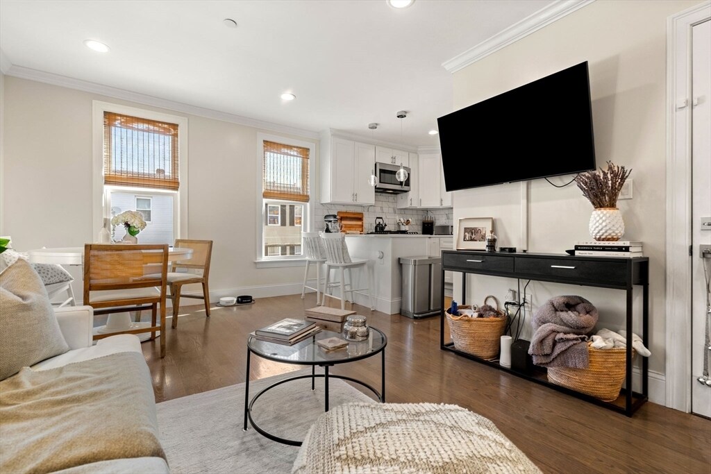 Foto principal - 153 Everett St
