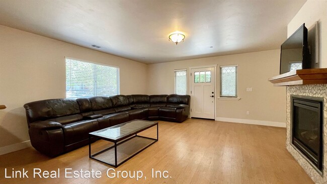 Building Photo - 5 br, 2.5 bath House - 245 East Foothill B...