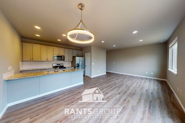 Building Photo - 694R