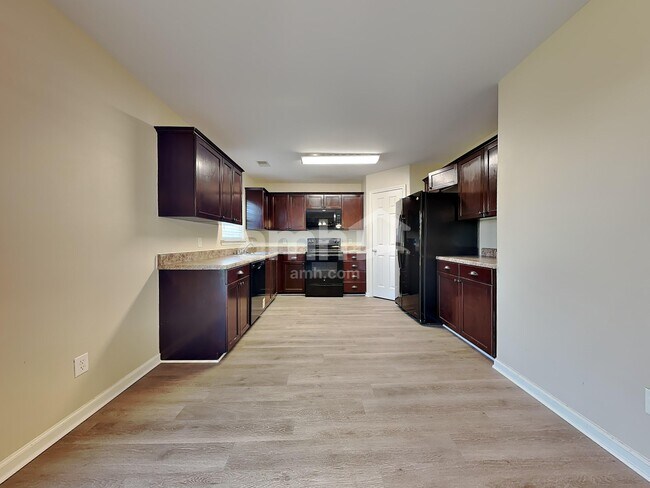 Foto del edificio - 2 Crystal Lake Dr