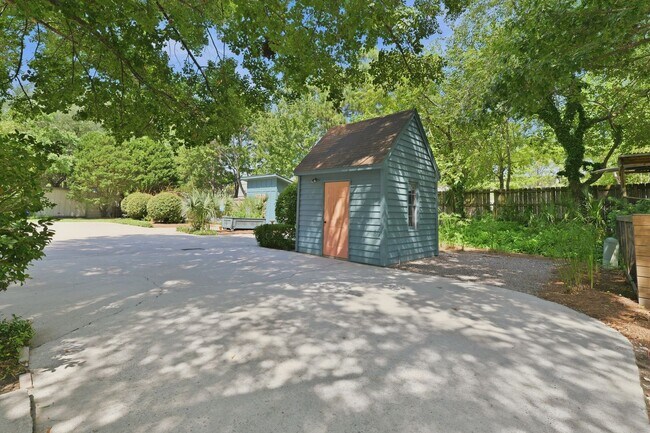 Foto del edificio - Charming Mount Pleasant Townhouse