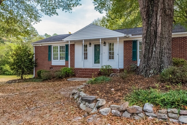 Building Photo - Beautiful 3 Bedroom Home in Sherwood Forest!