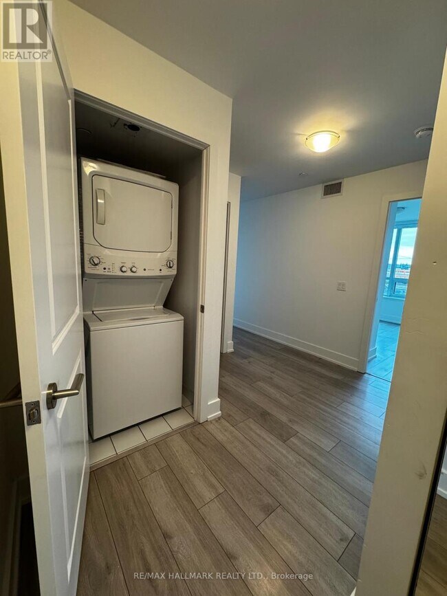 Photo du bâtiment - 1215 Bayly St