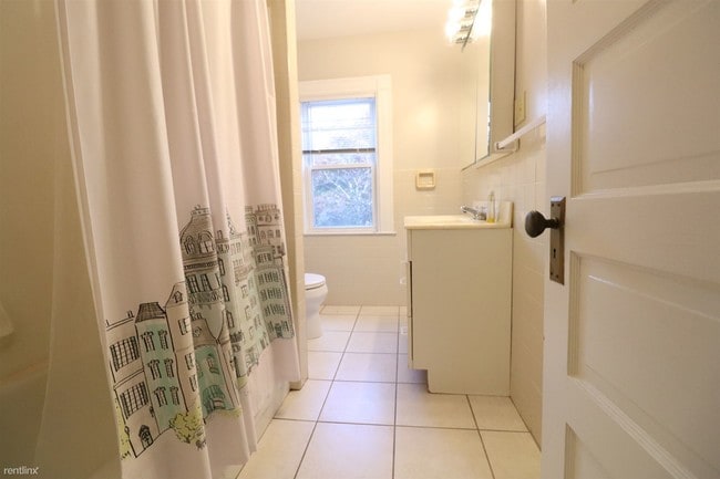 Building Photo - 2 br, 1 bath  - 262 Lake Ave # 3
