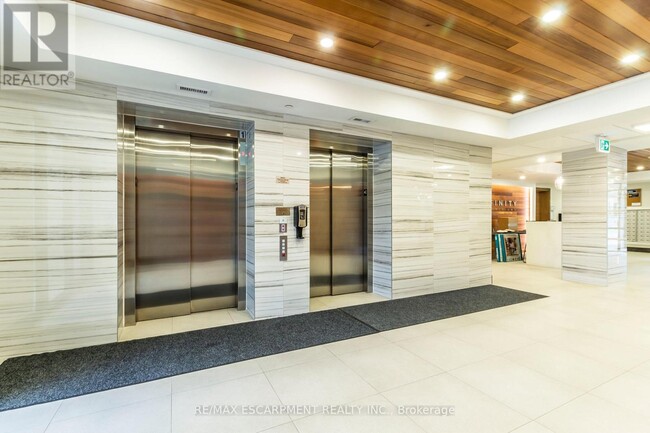 Photo du bâtiment - 320-320 Plains Rd E