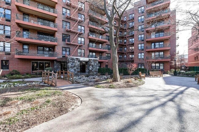 Building Photo - 87-10 51st Ave