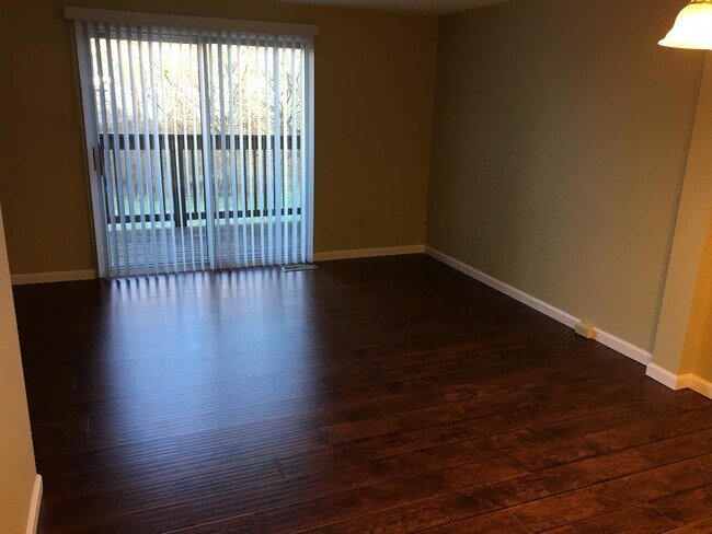 Sala de estar - 103 Shadowlawn Dr