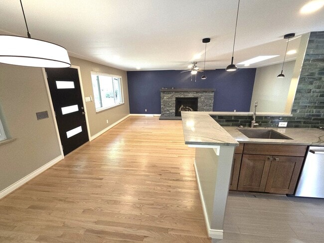 Building Photo - 3 Bed 1 Bath Fully Remodeled Denver Gem