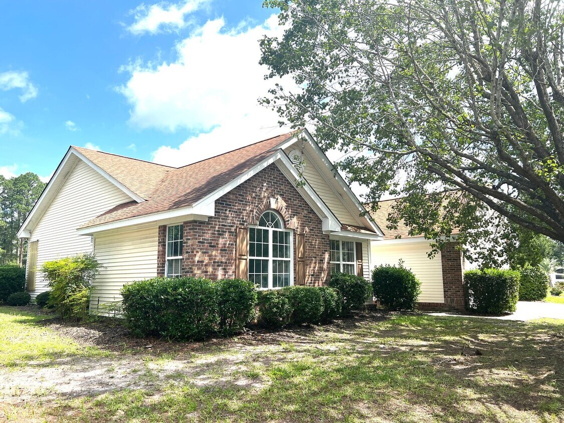 Foto principal - Pet Friendly, Unfurnished, 3 Bedroom, 2 Ba...