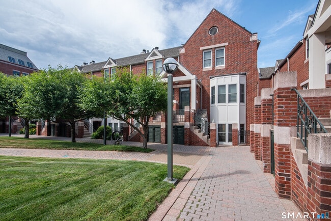 Building Photo - 95 Audubon St