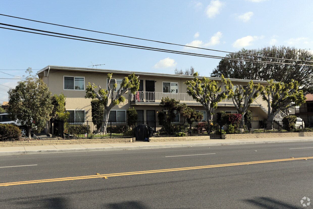 Building Photo - 845 E Wardlow Rd