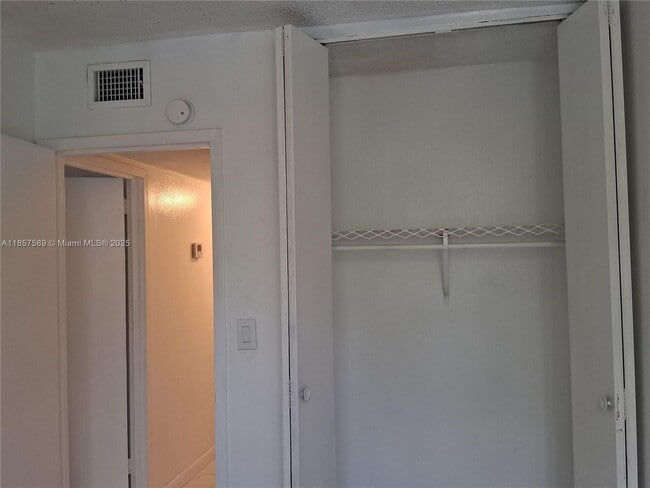 Foto del edificio - 6103 SW 69th St