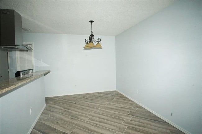 Building Photo - 2525 Seven Hills Dr