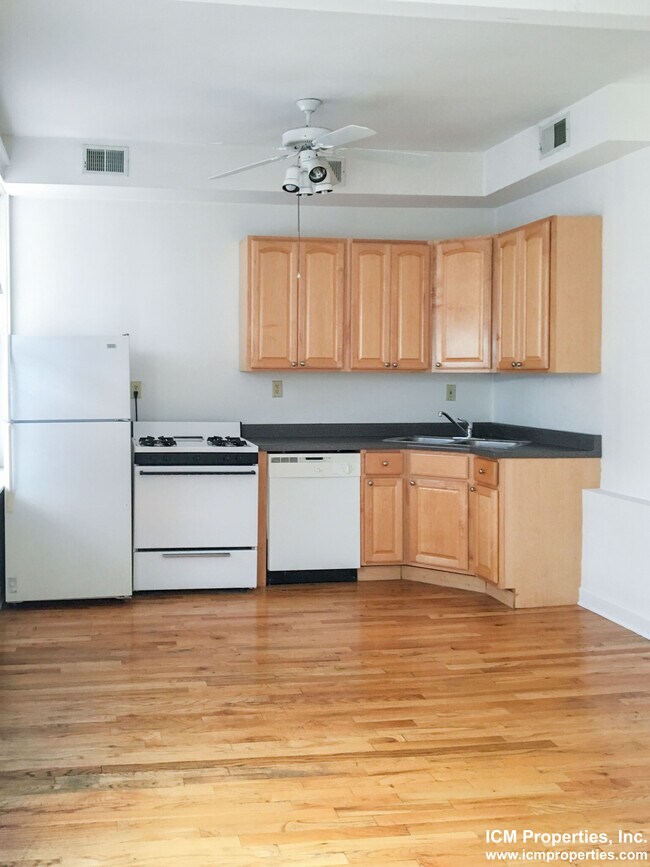 Building Photo - 3054 N Greenview Ave