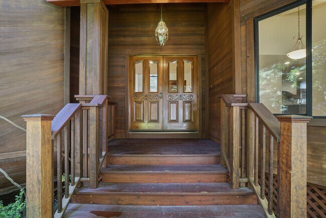 Building Photo - Spectacular 2 story home w/pool in Round Hill Country Club