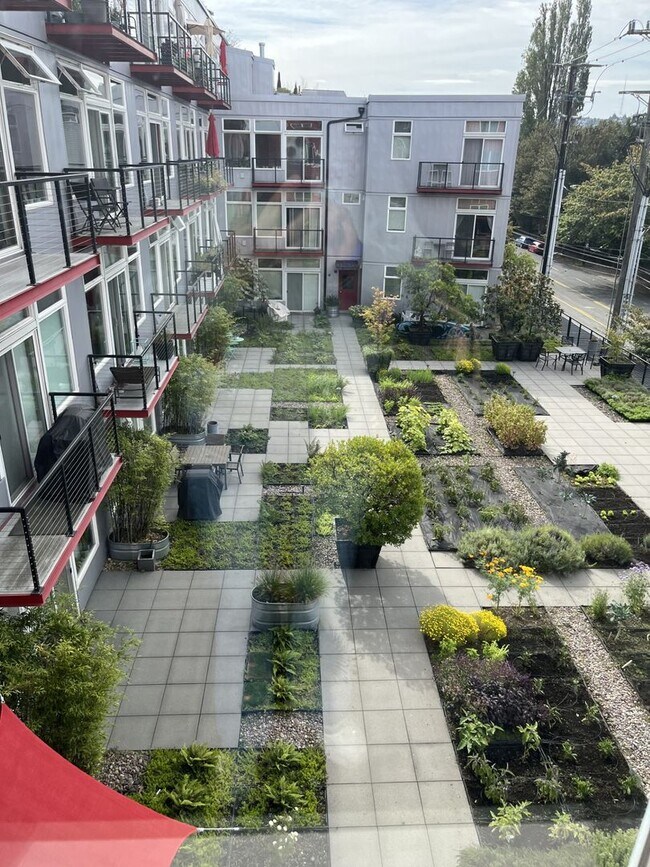 Foto del edificio - Eastlake Condo with a view