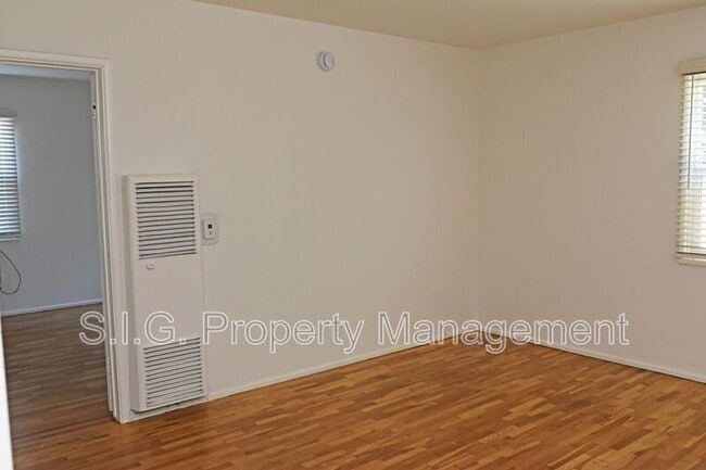 Foto del edificio - 5637 Strohm Ave
