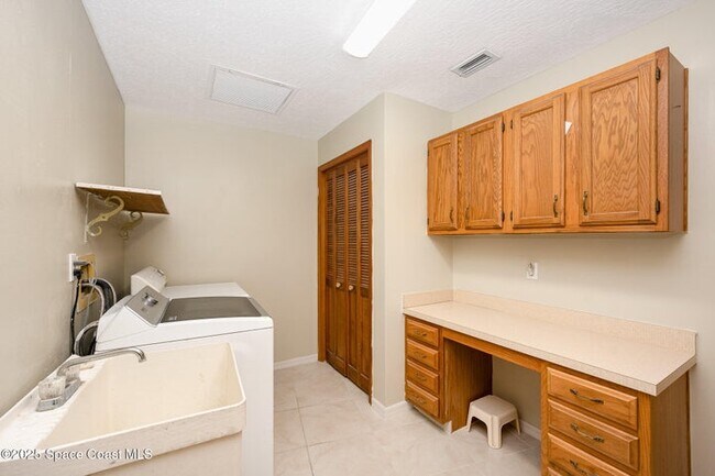 Building Photo - 441 Crystal Lake Dr