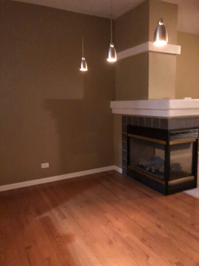 Foto del edificio - 617 Cary Woods Cir